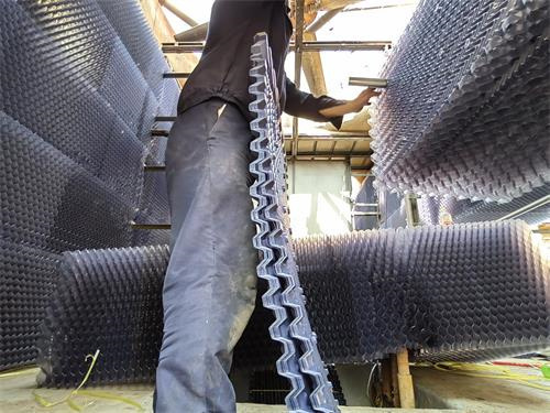 選擇密閉式冷卻塔時(shí)應(yīng)考慮哪些因素(800噸密閉式冷卻塔哪個(gè)品牌好)