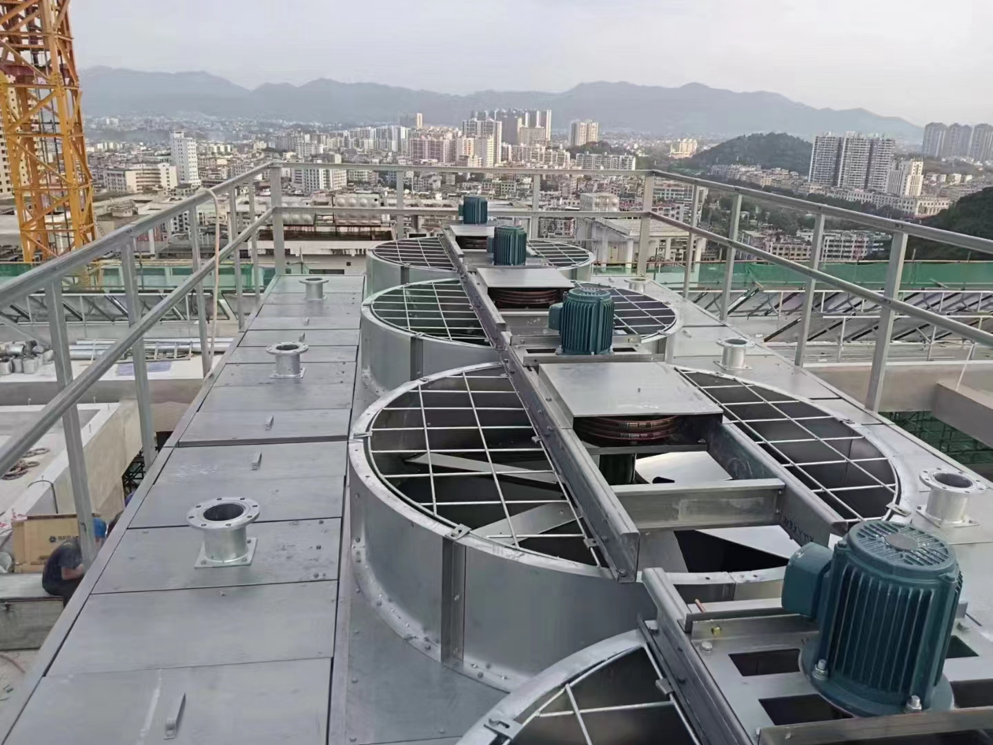 冷卻塔連接溢出水現(xiàn)象原因,空調(diào)冷卻塔管道連接